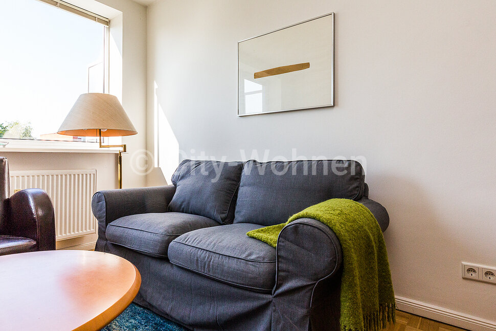 Furnished apartment with balcony, lift and view over the treetops of HamburgLokstedt City