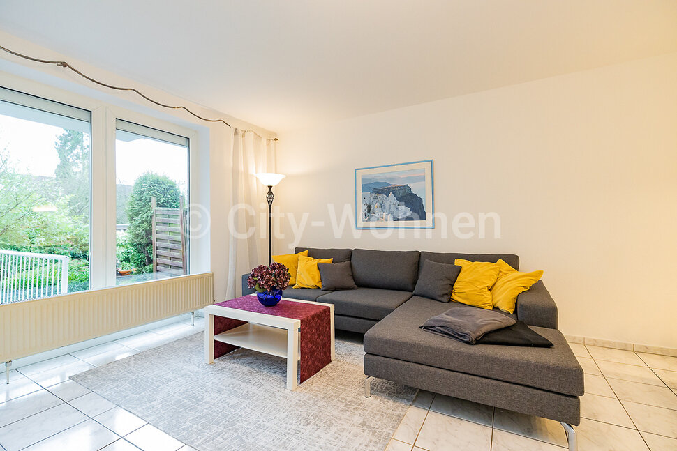 Furnished threebedroom duplex flat in Schenefeld directly on the