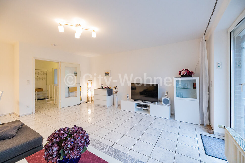 Furnished threebedroom duplex flat in Schenefeld directly on the