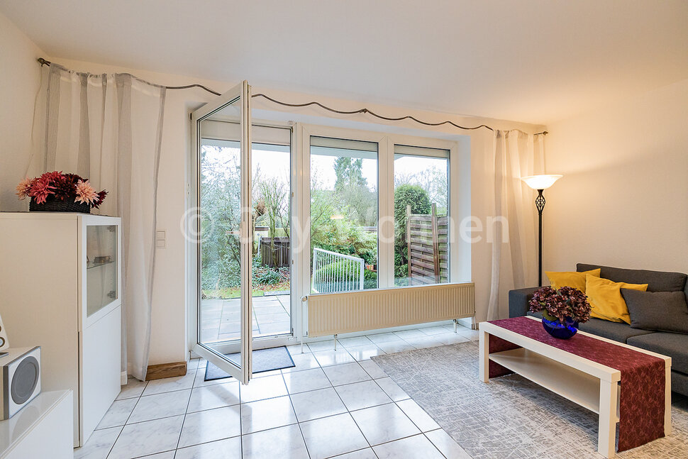 Furnished threebedroom duplex flat in Schenefeld directly on the