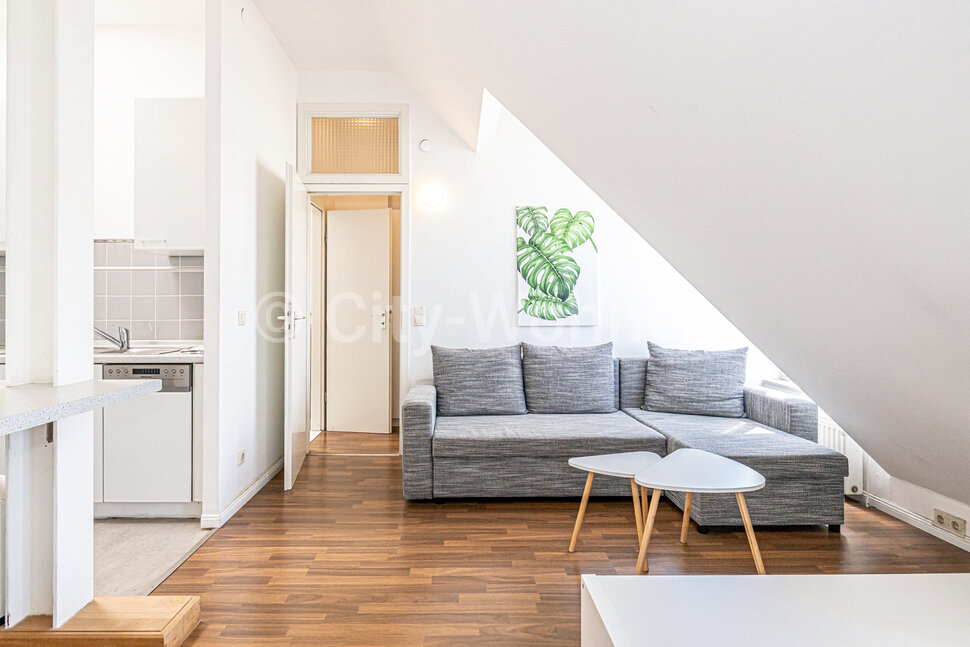 furnished apartement for rent in Hamburg Eppendorf/Geschwister-Scholl-Straße.  living & sleeping