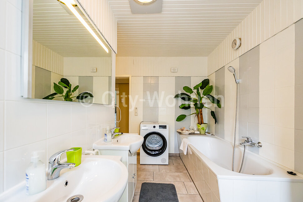 Photo inspiration: Spacious And Well Maintained Furnished Apartment With Carport In Photo Inspiration