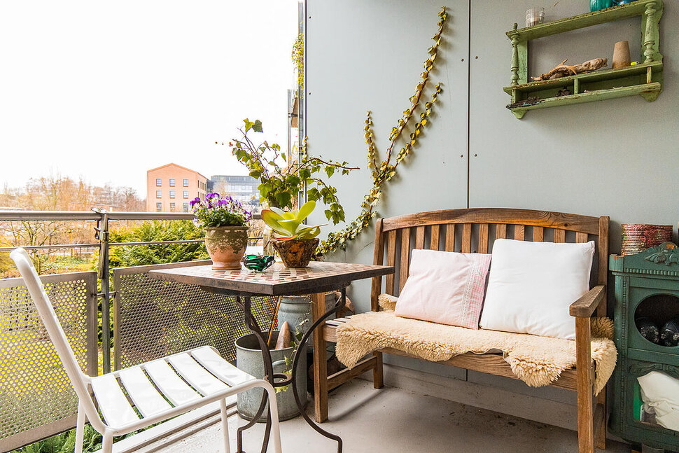 Gemütlicher Balkon in einer möblierten Wohnung in Hamburg von City-Wohnen