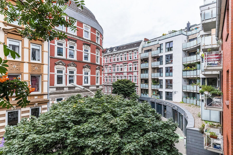 Piso con vistas a edificios antiguos desde el balcón en el popular barrio de Hamburgo-Sternschanze - Pisos amueblados de City-Wohnen