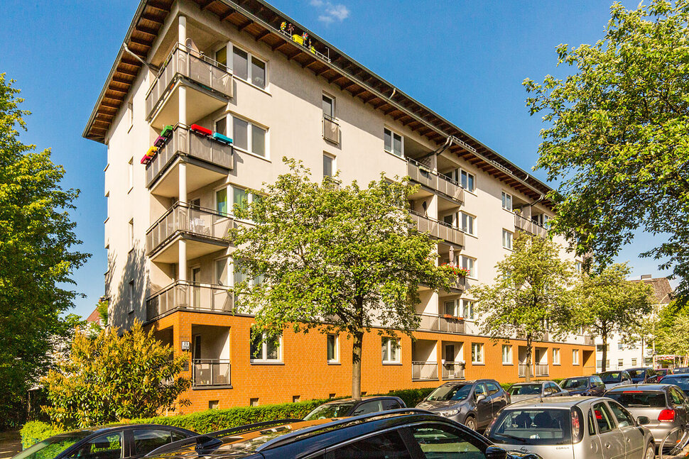 Luminoso edificio de apartamentos con balcones y hermosas arboledas en el barrio de Hamburgo-Hamm - Pisos amueblados de City-Wohnen