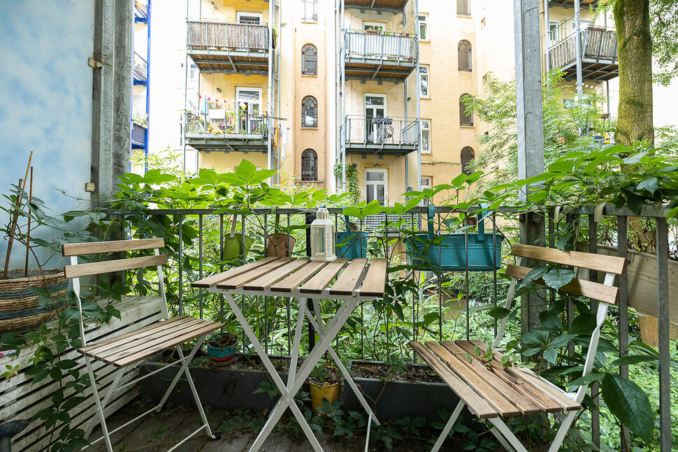 Balcón romántico en una zona verde del distrito de Hamburgo-Ottensen - Pisos amueblados de City-Wohnen