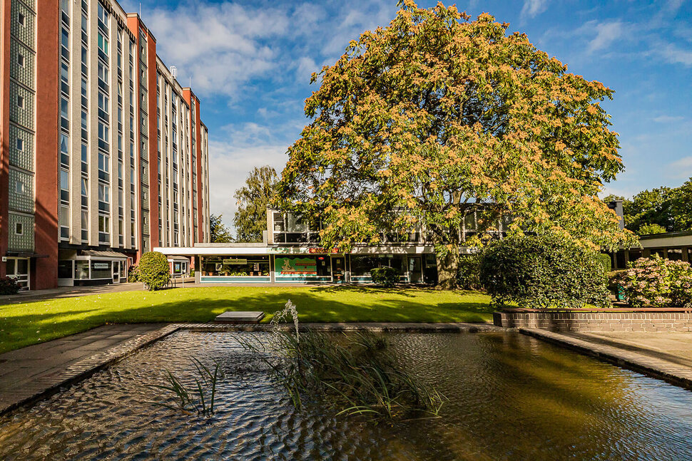 Alto edificio residencial con estanque ajardinado y parque en el distrito de Hamburgo-Wandsbek - Pisos amueblados de City-Wohnen