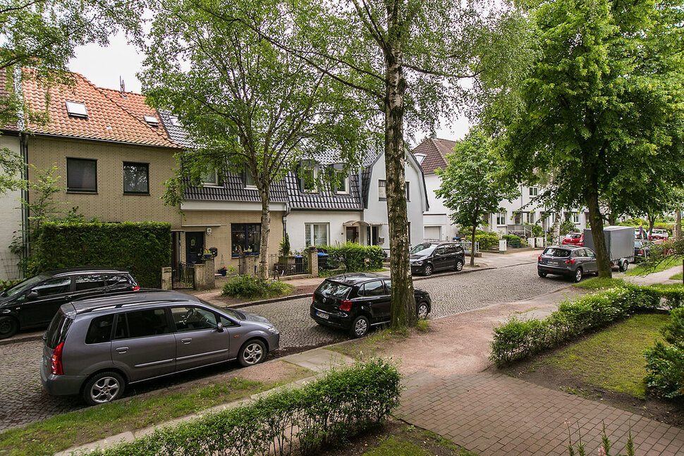 Wohnstraße mit Baumbestand und Vorgärten im Stadtteil Hamburg-Wandsbek - Möblierte Wohnungen von City-Wohnen
