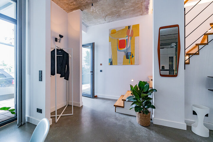 Entrance area of a furnished apartment of City-Wohnen Hamburg - View or book?