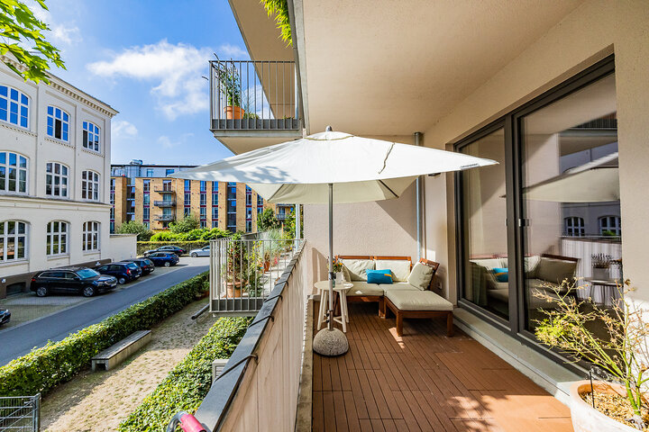 Großzügiger Balkon einer möblierten Wohnung von City-Wohnen Hamburg