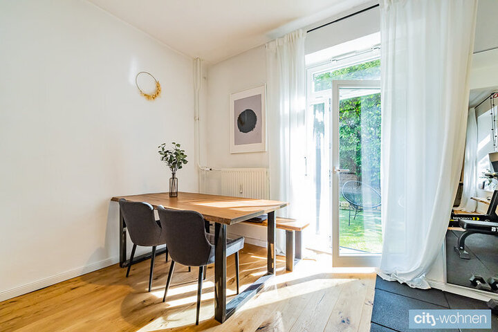 Sun-flooded room with terrace door - Apartment by City-Wohnen Hamburg