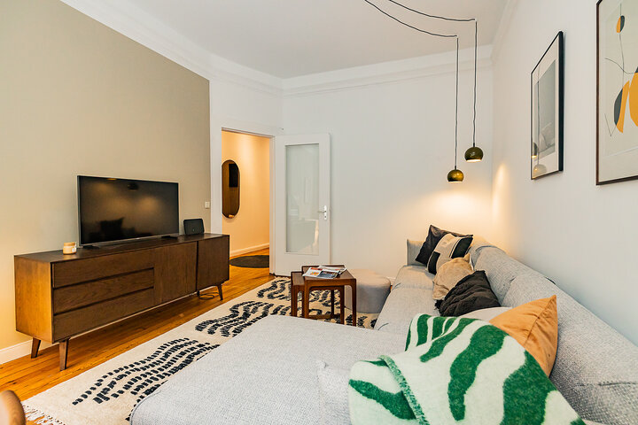 Gemütliches Wohnzimmer mit Sideboard in einer möblierten Wohnung von City-Wohnen Hamburg