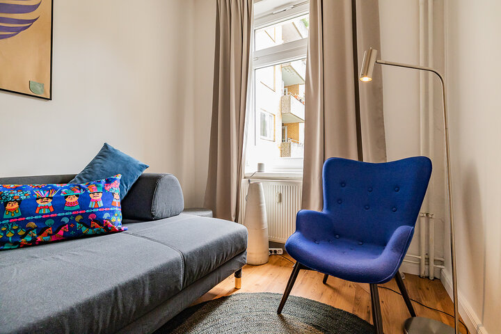 Bonita habitación de invitados con sofá cama en un piso amueblado de City-Wohnen Hamburg