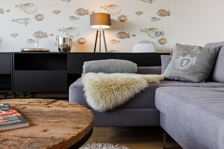 Wohnzimmer mit warmem Ambiente in einer möblierte Wohnung von City-Wohnen Hamburg