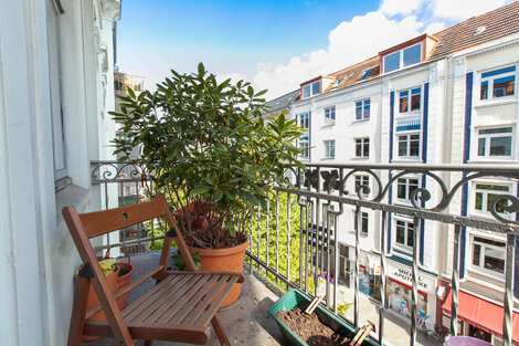 View from balcony on residential street in Hamburg-Bahrenfeld district - Furnished apartments from City-Wohnen